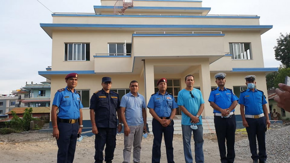 डिआइजी बिसीद्वारा बिर्तामोडको ट्राफिक भवन अनुगमन