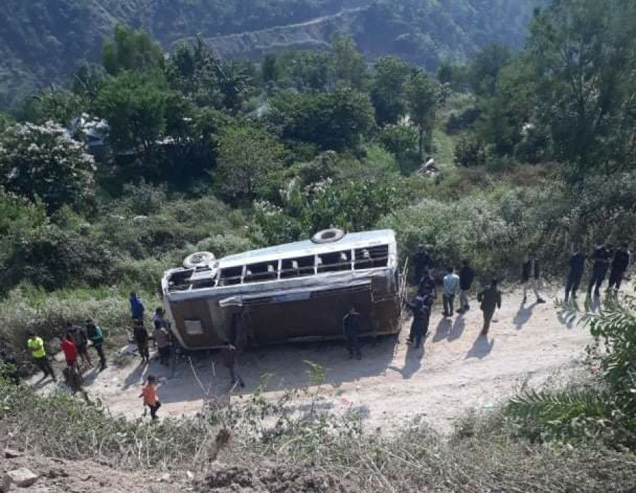 पाँचथरमा बस दुर्घटना हुँदा ४ जनाको मृत्यु ६१ जना घाइते