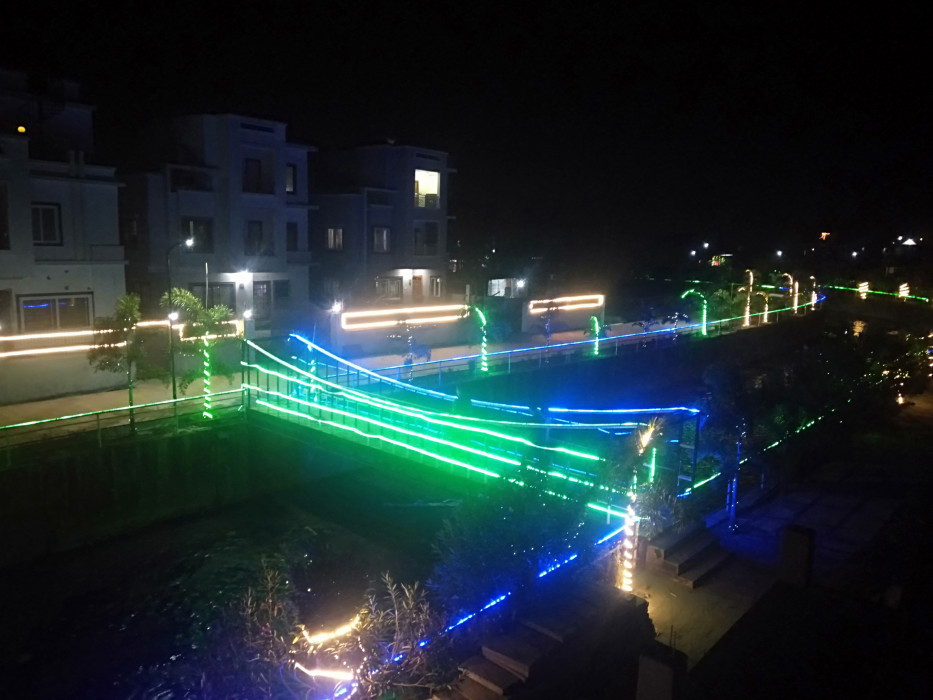 युरोपियन शहरको झल्को दिने ‘प्रसिद्धि कोलोनी’ को रात्रिकालीन दृश्य