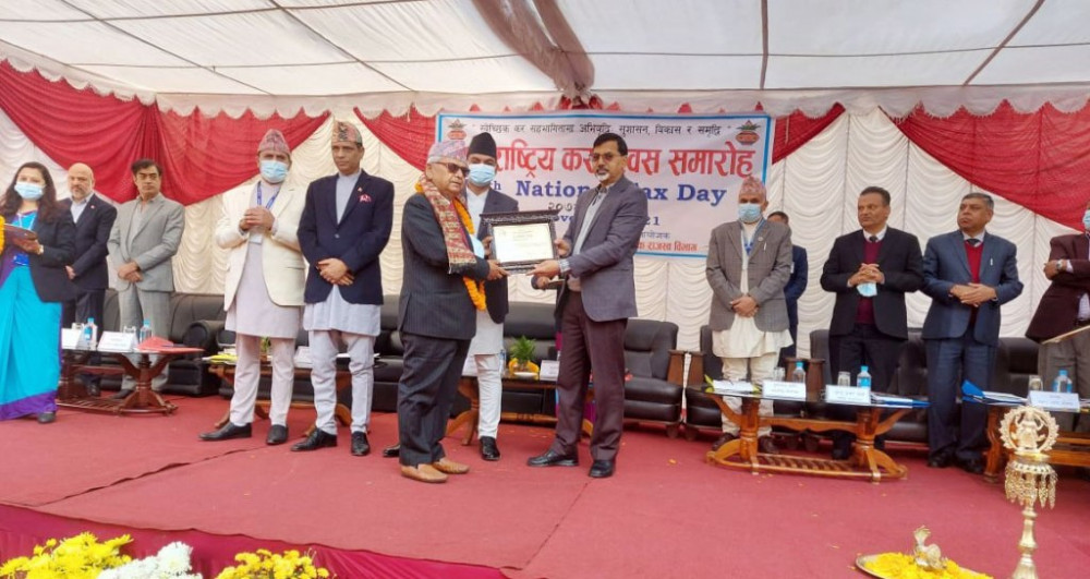 नोबेल हस्पिटल शिक्षा तथा स्वास्थ्य क्षेत्रको उत्कृष्ट करदाताको रुपमा सम्मानित