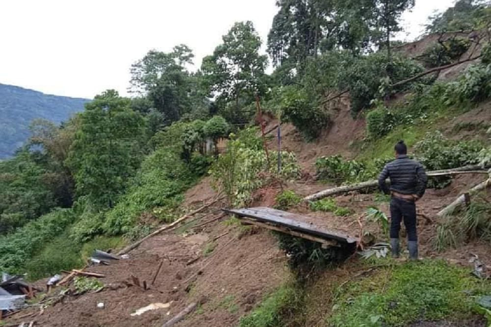 पहिरो पीडितलाई नगद सहयोग