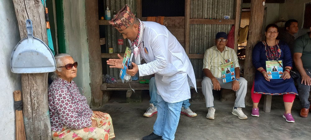 मतदातासँग आशिर्वाद माग्दै जनक खड्का