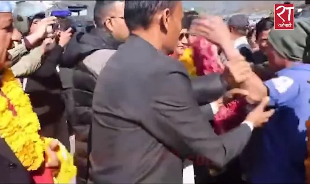 एमाले अध्यक्ष ओलीमाथि मुक्का हान्ने प्रयास