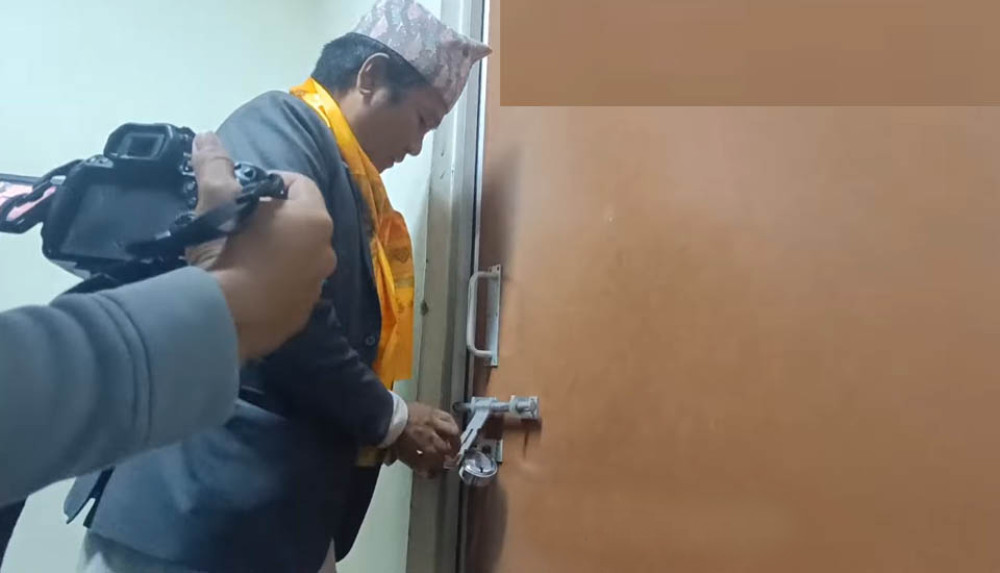 बीपीको उपकुलपति कार्यकक्षमा मेयर साम्पाङ आफैँले लाए ताला
