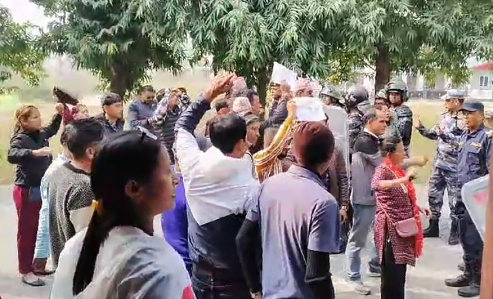 गृह जिल्लामा प्रधानमन्त्री ओलीलाई कालो झण्डा