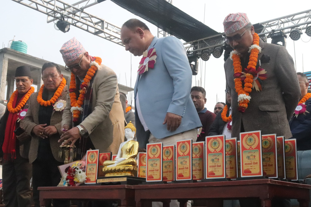 बिर्तामोडमा व्यापार महोत्सव शुरु, मुख्यमन्त्री डेढ घण्टा ढिलो आउँदा रिसाए आयोजक