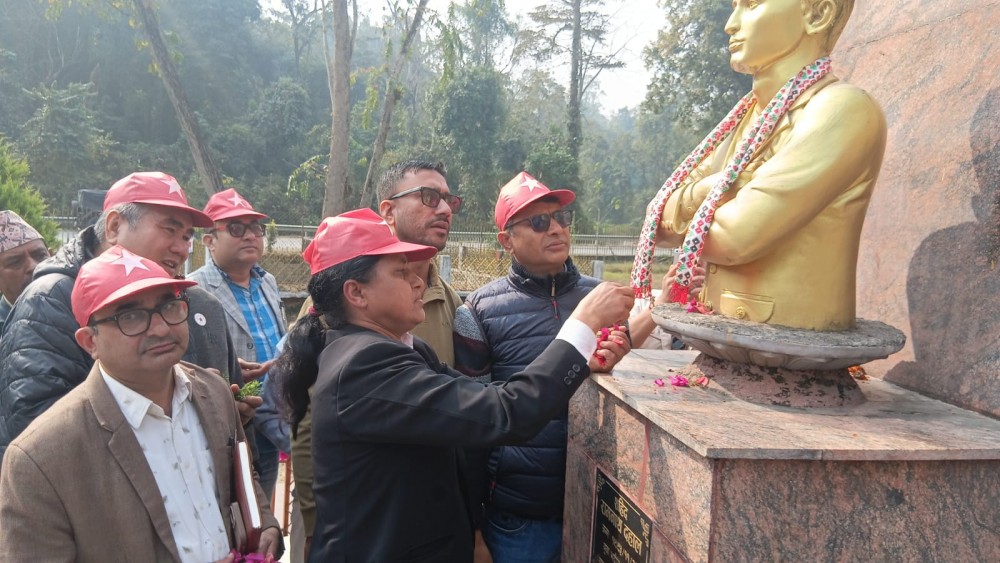 चापागाईले सुखानीका सहिदलाई माल्यार्पण गरी सुरु गरिन् चुनावी अभियान