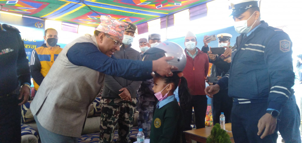 ७ बर्षीया ऋषिकालाई हेल्मेट लगाएर ट्राफिक सप्ताह शुभारम्भ
