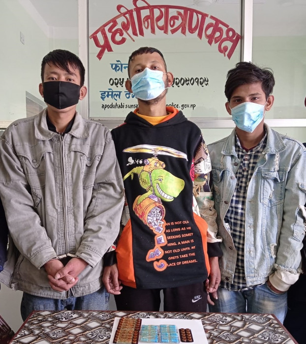 दुहबीबाट लागूऔषधसहित तीन जना पक्राउ