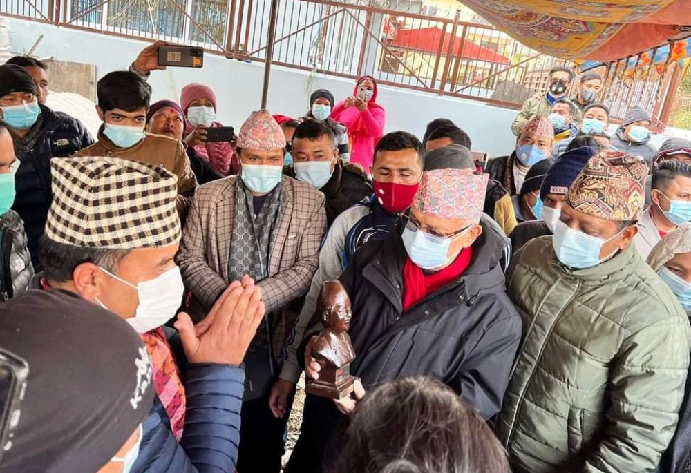 केपी ओलीलाई कारबाही माग गर्दै उजुरी