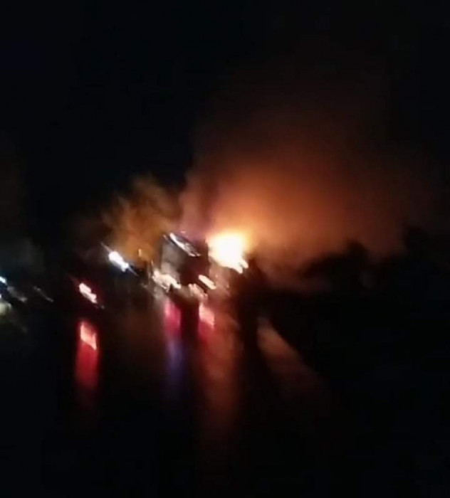 सुनसरीमा बस र ट्रक जुध्दा आगलागी, ३ को मृत्यु १३ जना घाइते
