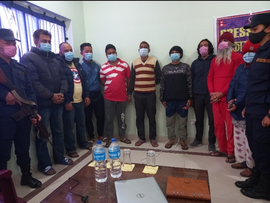 बमजस्तो शंकास्पद वस्तु 'होक्स' राख्ने १ महिलासहित ९ जना सार्वजनिक