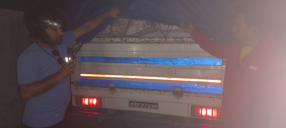 अवैध कपडा बोकेको गाडी वाइसीएलद्वारा नियन्त्रण
