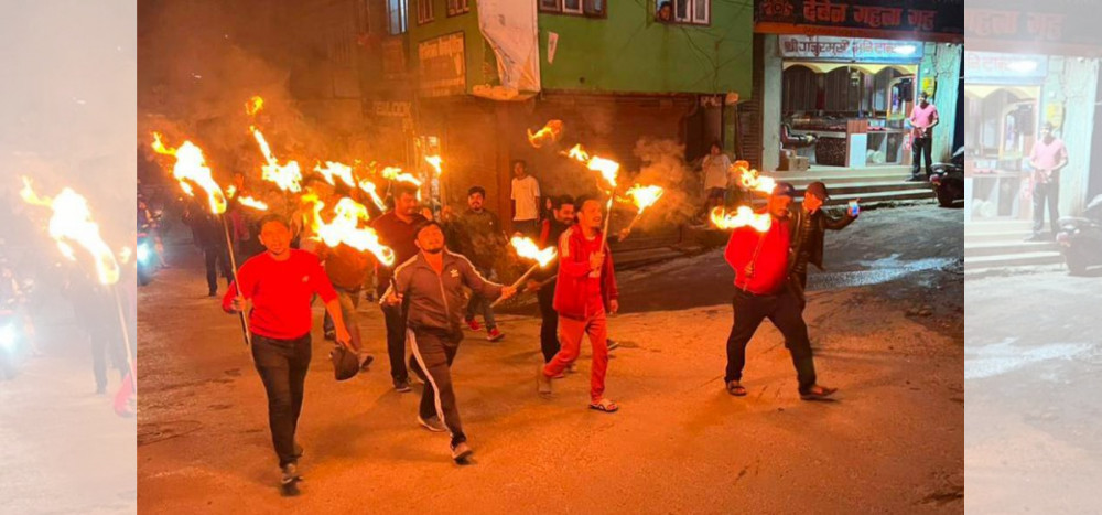 पेट्रोलियम पदार्थको मूल्यवृद्धि फिर्ताको माग गर्दै मसाल जुलुस