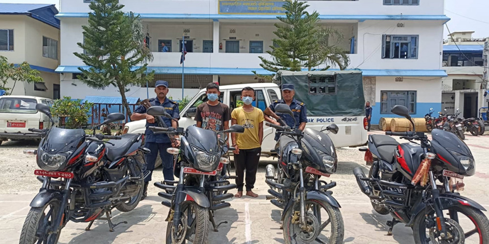 चोरीको मोटरसाइकलसहित दुई जना पक्राउ