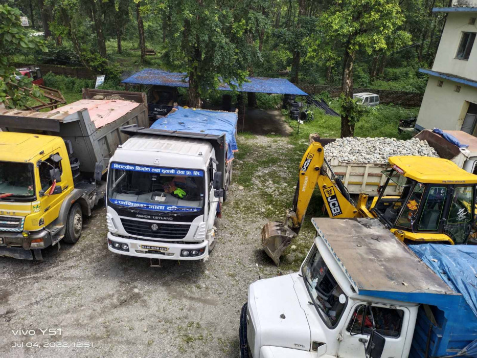 अबैध रुपमा खोला उत्खनन् गर्दै गरेको अवस्थामा ९ वटा सवारी साधन नियन्त्रणमा