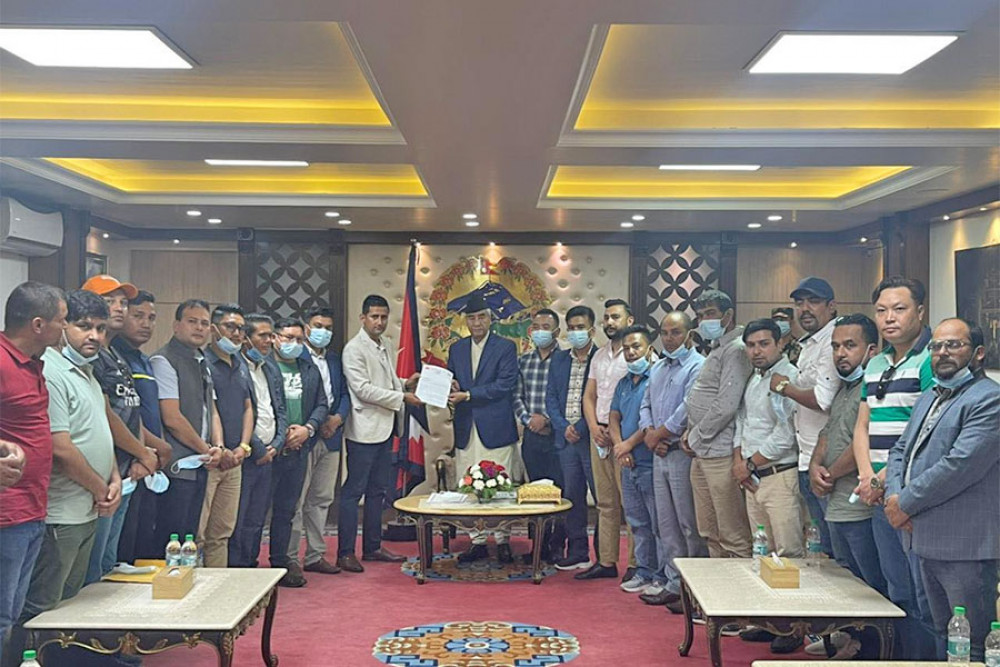 वाइसीएलद्वारा गभर्नरको राजिनामा माग गर्दै प्रधानमन्त्रीलाई ज्ञापन पत्र
