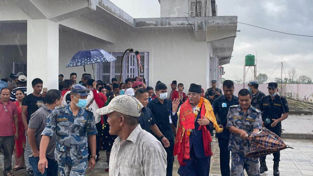 चितवनस्थित आफ्नै घरमा सरे प्रचण्ड