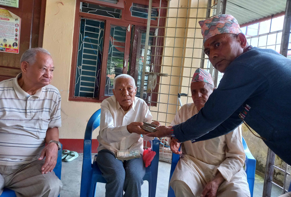 वृद्धाश्रममा आश्रित वृद्ध श्रेष्ठद्वारा मन्दिरलाई ३ लाख सहयोग