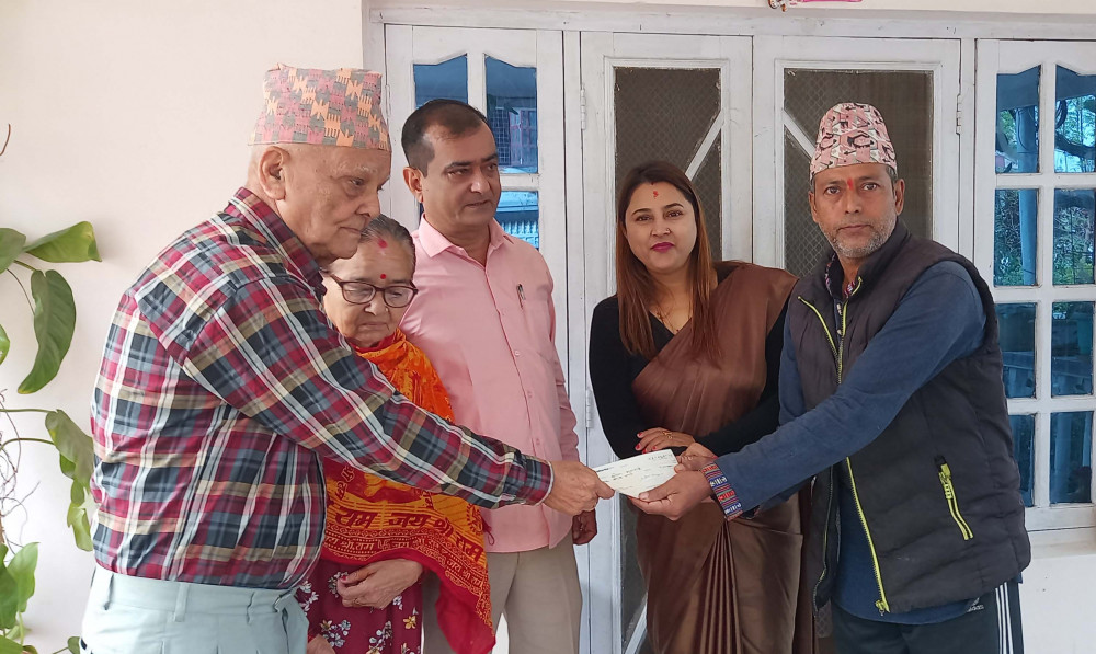 समाजसेवी खनालद्वारा सामुदायिक भवनका लागि १ लाख सहयोग