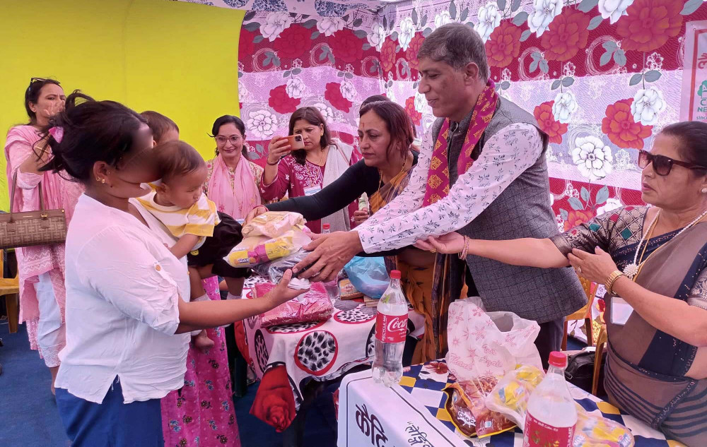 कारागारमा कपडा तथा पुस्तक वितरण