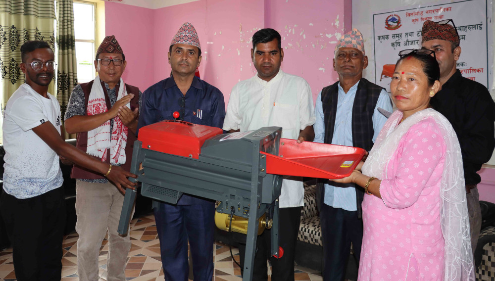 कृषक समुहलाई कृषि औजार हस्तान्तरण