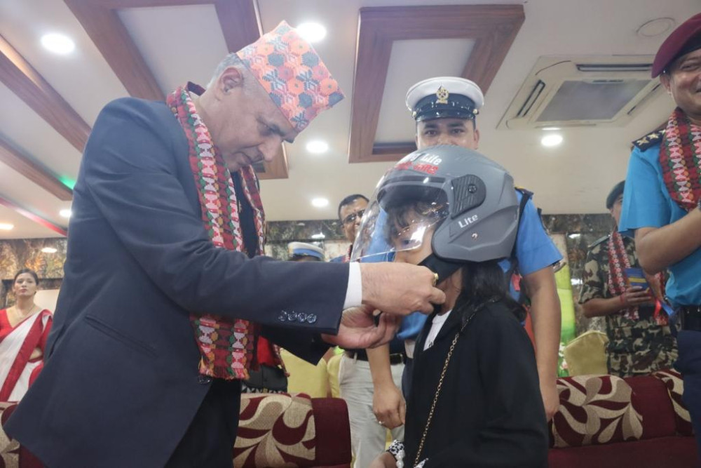 बालिकालाई हेल्मेट लगाएर शुरु भयो ट्राफिक सप्ताह
