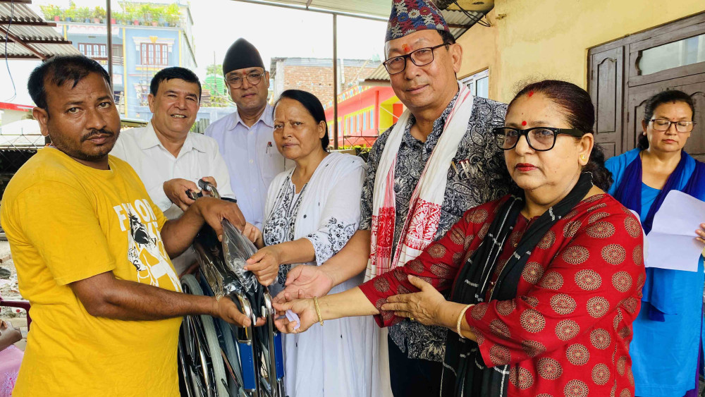 बिर्तामोडले दियो शारीरिक असक्तता भएकालाई सहायक सामाग्री