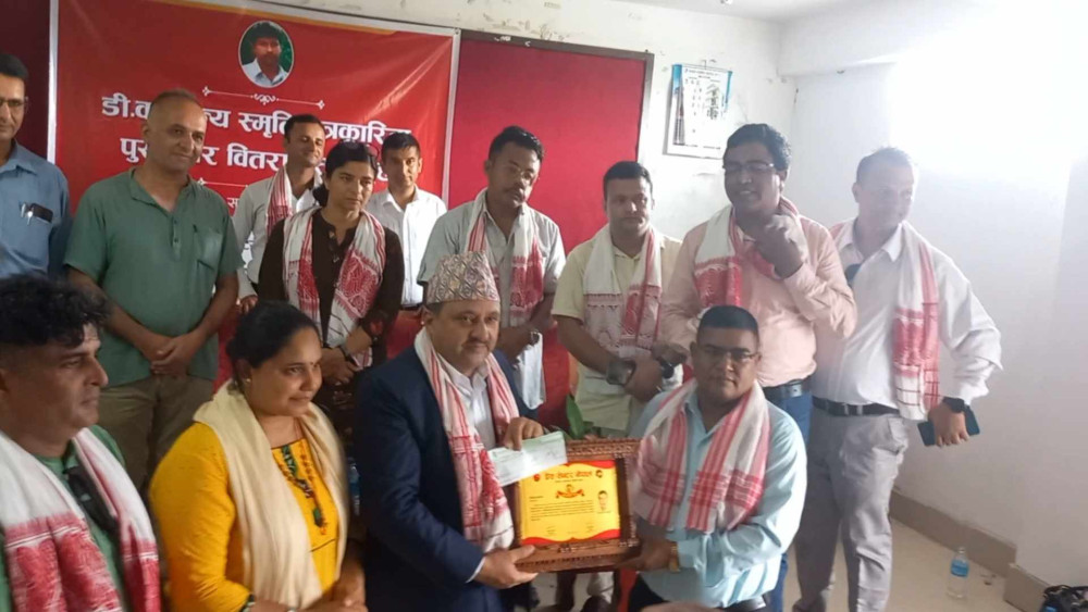 डी. कौडिण्य स्मृति पत्रकारीता पुरस्कार दिपक अधिकारीलाई