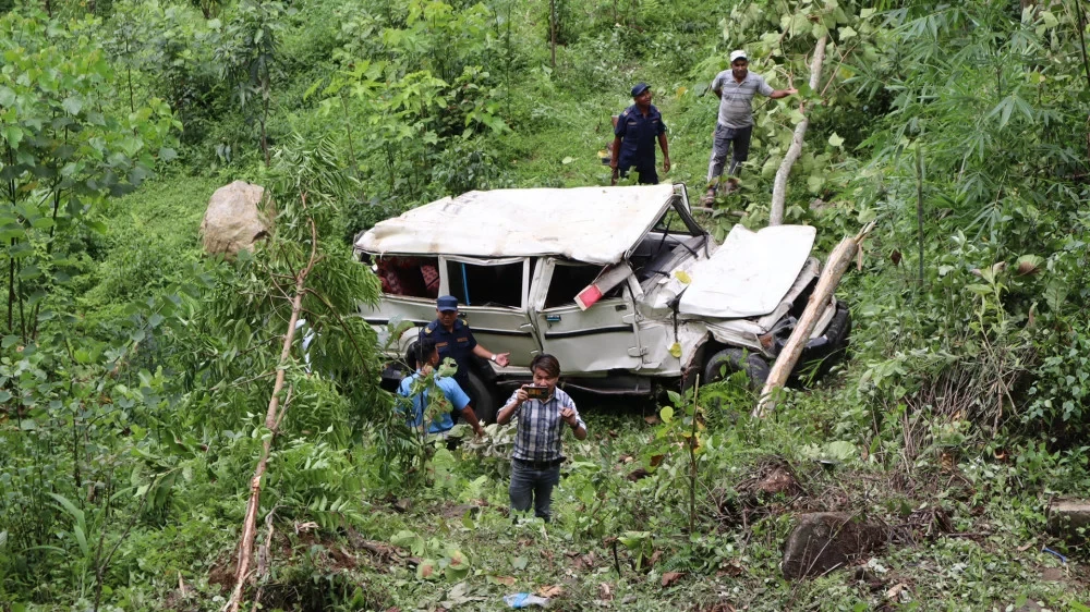 फिदिम दुर्घटना अपडेट : थप १ को मृत्यु, ८ जना घाइतेको बिर्तामोडमा उपचार हुँदै