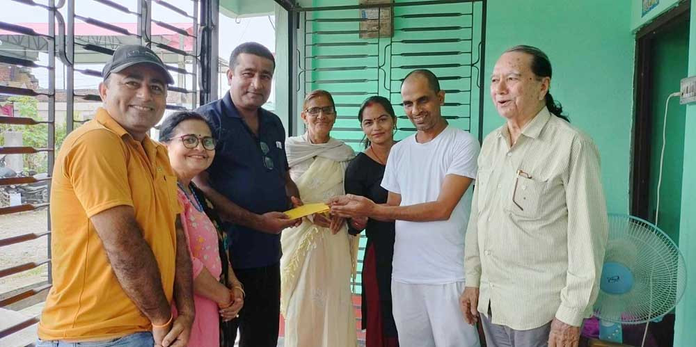 अधिकारी परिवारले पत्रकार उपचार कोषलाई दिए १० हजार एक सय
