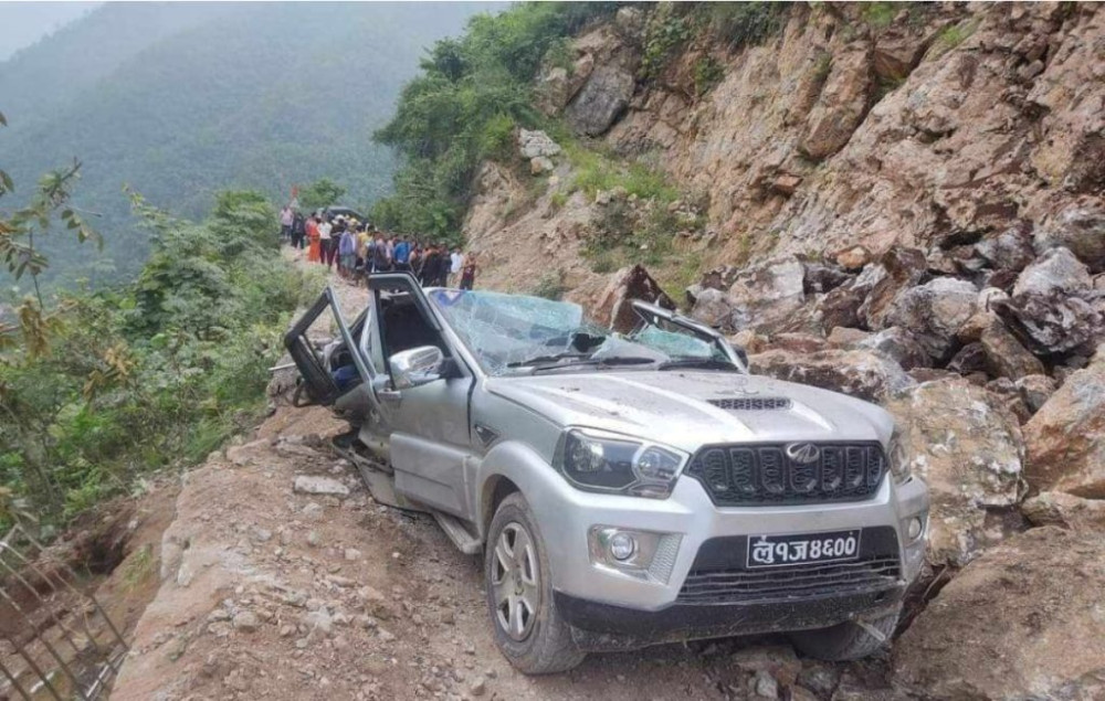 गुडिरहेको स्कार्पियोमाथि पहिरो खस्यो, ८ जनाको उद्धार