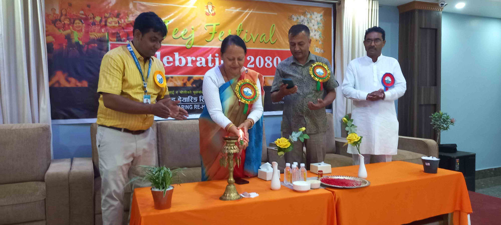 दिव्या स्पीचले अभिभावकसँग मनायो तीज