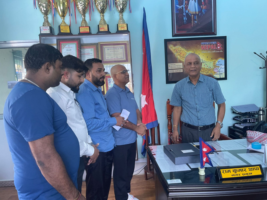 दमकको धुलाम्मे सडक मर्मत नगरे पसलहरुले नगरपालिकामा चाबी बुझाउने