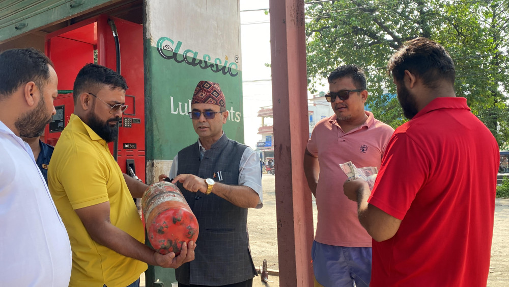 बिर्तामोडका पेट्रोल पम्पको अनुगमन