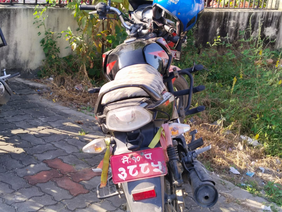 सरकारी गाडीमा नक्कली नम्बर प्लेट राखेर सरर