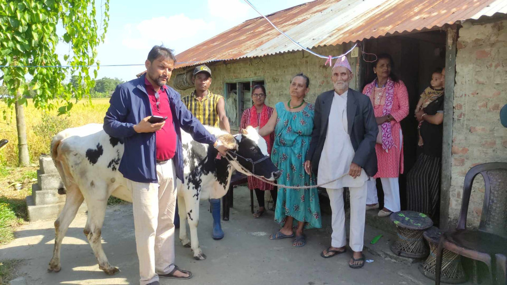 चिमरियाले जन्मोत्सवमा शहिद परिवारलाई दिए गाई र नगद सहयोग
