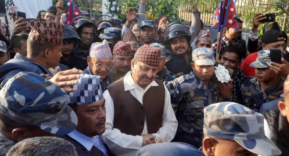 ईकमको कार्यक्रम राजषी शैलीमा, ज्ञानेन्द्रले गरे पृथ्वीनारायणको सालिक अनावरण