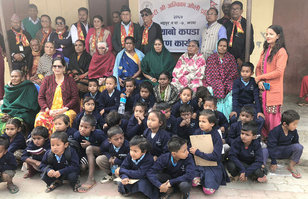 विद्यार्थी र ज्येष्ठ नागरिकलाई न्यानो कपडा वितरण