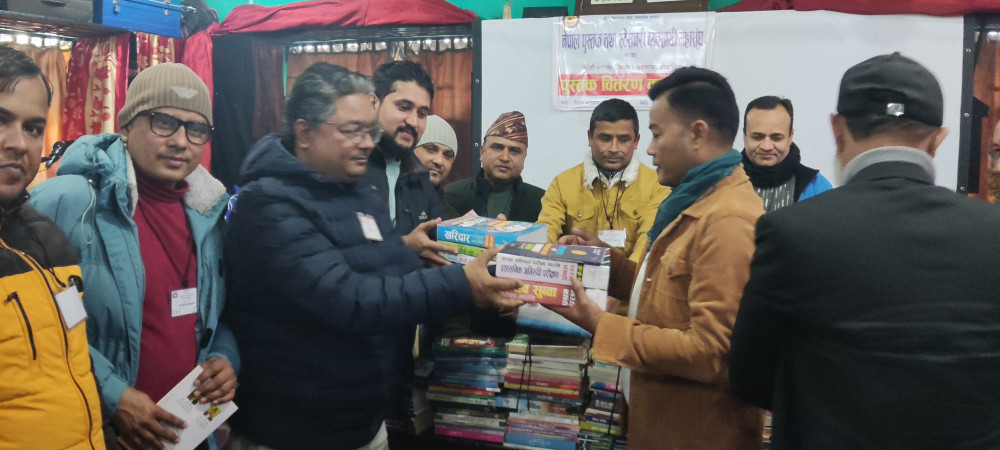 झापा कारागारका कैदीबन्दीलाई पुस्तक उपहार