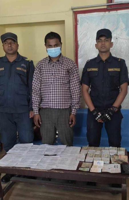 स्रोत नखुलेको नगद १० लाख सहित एक जना पक्राउ
