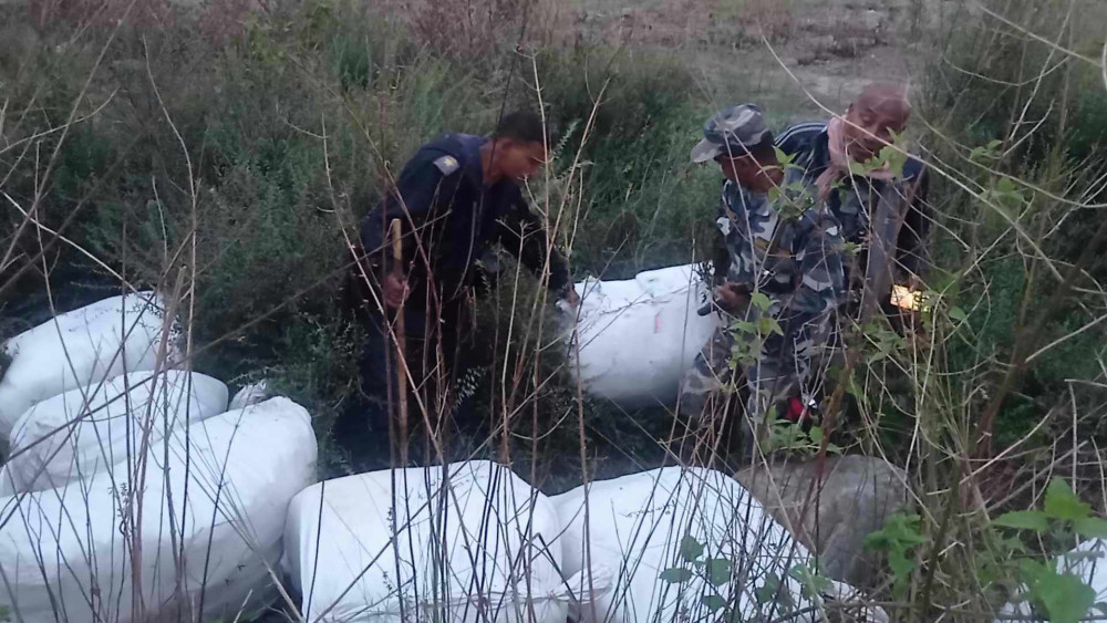 १० लाख मूल्य बराबरको कपडा बरामद