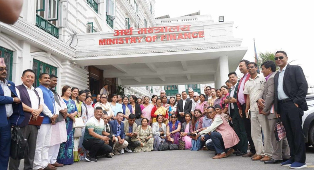 अनुदान कटौती गरेको भन्दै देशभरका पालिका प्रमुखहरु काठमाण्डौमा