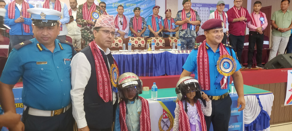 बालबालिकालाई हेल्मेट लगाइदिएर शुरू भयो ट्राफिक सप्ताह
