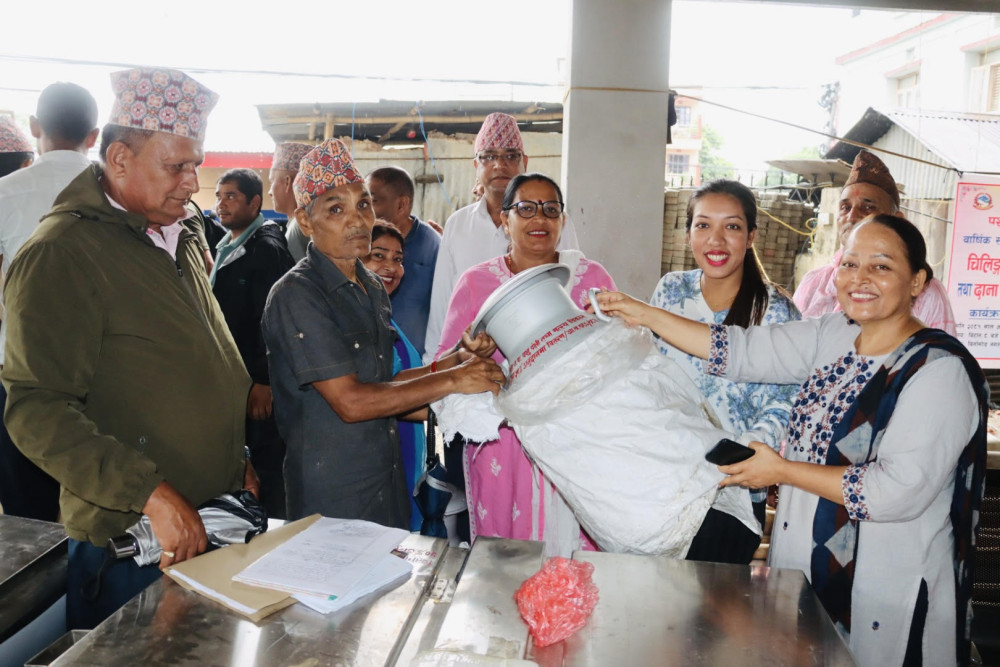 बिर्तामोड नगरपालिकाद्वारा कृषि सामाग्री हस्तान्तरण