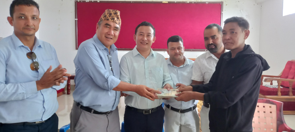 मृगौला पिडीत लिम्बूलाई माओवादी नेता आङ्बोद्वारा सहयोग रकम हस्तान्तरण