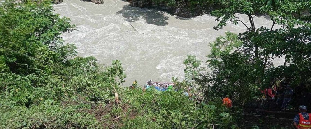 आँबुखैरेनी बस दुर्घटना : मृतकको संख्या २७ पुग्यो