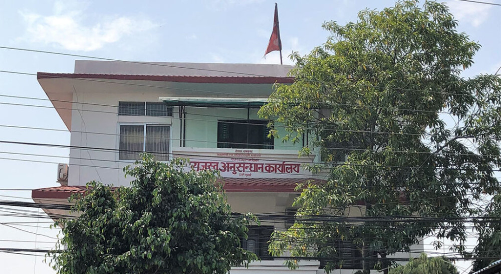 बिर्तामोडमा दुई पसलमा राजश्वको छापा