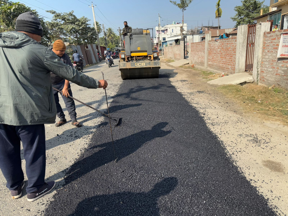 बिर्तामोडको भत्किएका सडक मर्मत हुँदै