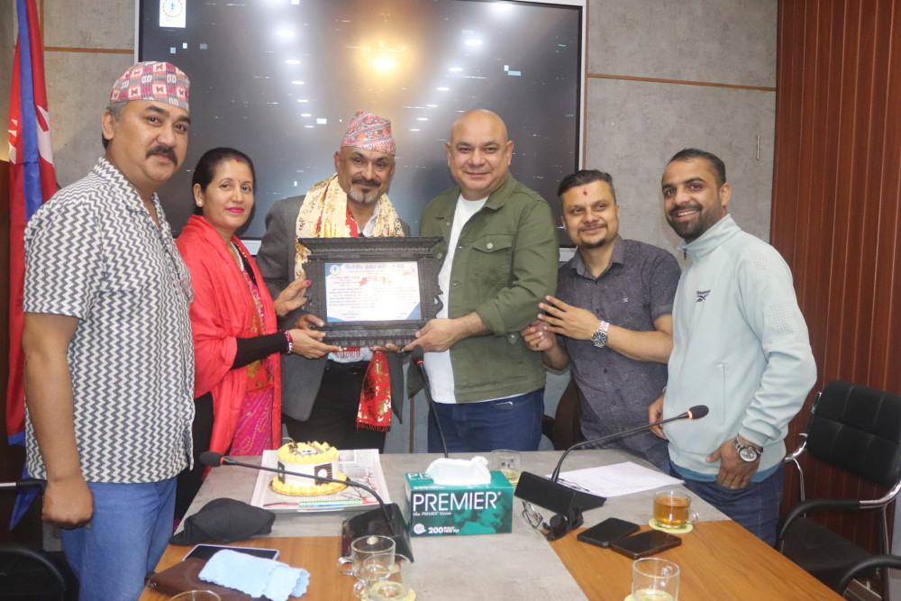 जन्मोत्सवमा व्यवसायी घिमिरेद्वारा सहयोग प्रदान